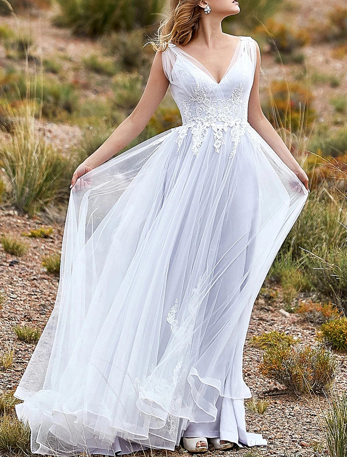 Beach Open Back Boho Wedding Dresses A-Line V Neck Sleeveless Sweep / Brush Train Chiffon Bridal Gowns With Embroidery Appliques